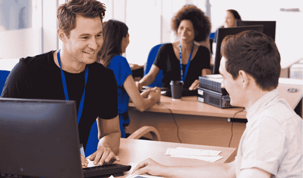 10 Key Tips for Choosing the Best IT Service Provider 2 Client talking to his managed IT service provider